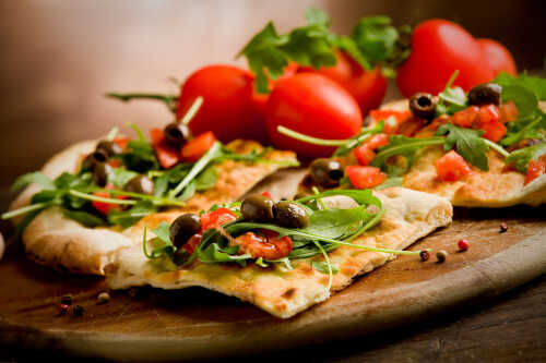 Pizza with ruccola and tomatoes