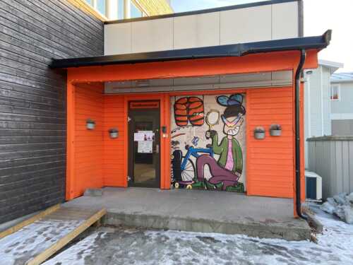 Inngangen til Skattekammeret, den er malt i en knall orange farge slik som logen. Det er tilrettelag