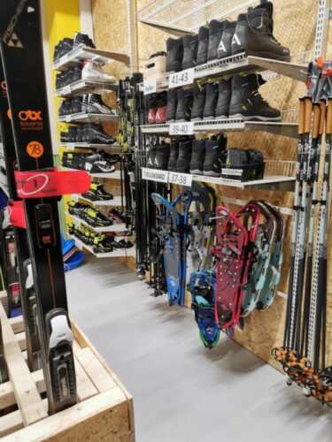 Skattkammeret in Bodø has a large selection of, among other things, skis, ski boots and snowboards