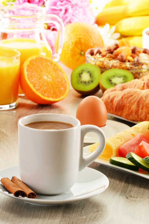 Kaffekopp og masse fargerik frukt