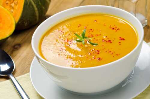 Suppe som er servert i en hvit bolle
