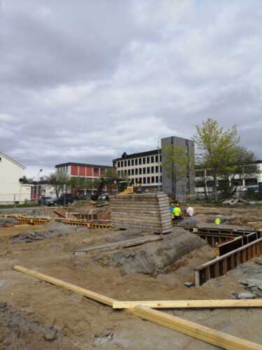 Full aktivitetet på byggeplassen i Kaialundveien
