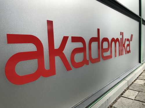 Akademika-logo på vinduet ut mot universitetsparken
