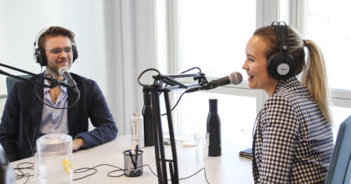 Andreas Vestvann Johnsen og Andrea Nordvik. Bildet er tatt i øyeblikket de snakker i episoden. Begg