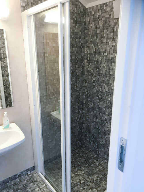 Bilde fra badet, det er en romslig dusj. 
