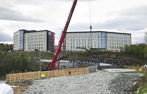 Bilde fra byggeprosessen av studentboligene heisekraner og biler arbeider, Mørkvedlia