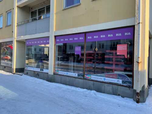 Picture of the facade of BUA in Steinkjer, there are large glass windows all over the room. The buil