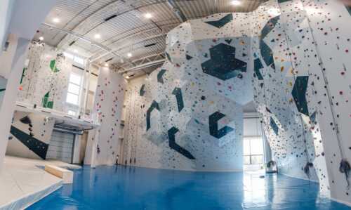 The climbing hall is large, there are several types of climbing walls with colorful temptations. The