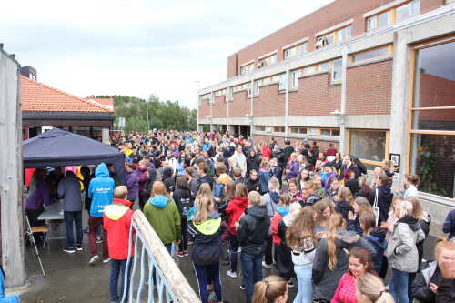 Hundrevis av studenter er samlet i bakgården til Nord universitet i Bodø