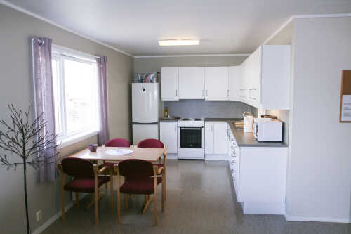 Bilde fra kjøkkenet som er lyst, det er også god plass til en kjøkkenbord. 
