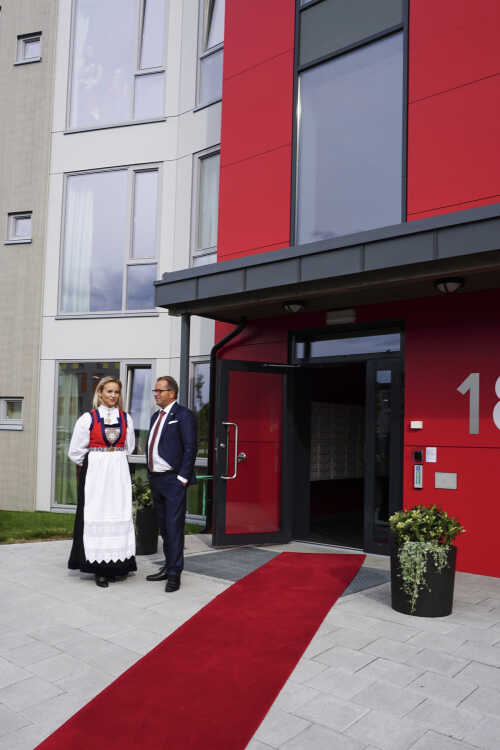Bilde fra åpningen av Mørkvedlia studentboliger. Statsministeren klippet snoren på åpningen. Det