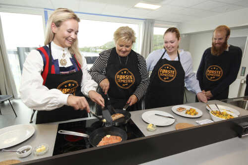 Statsministeren får servert kake på åpningen i studentboligene. 