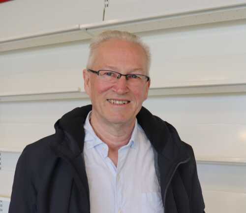 Morten Sivertsen er bokhandler i Nordbok, han er en smilende mann. 