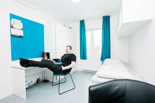 Lyst rom med seng og skrivepult 