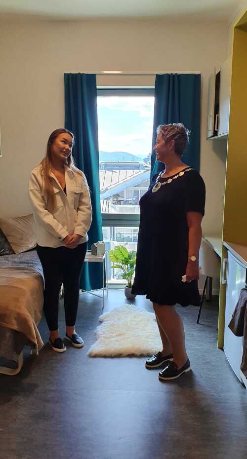 Rektor Hanne Solheim Hansen får en omvisning av beboer Synnøve Haugsvær.