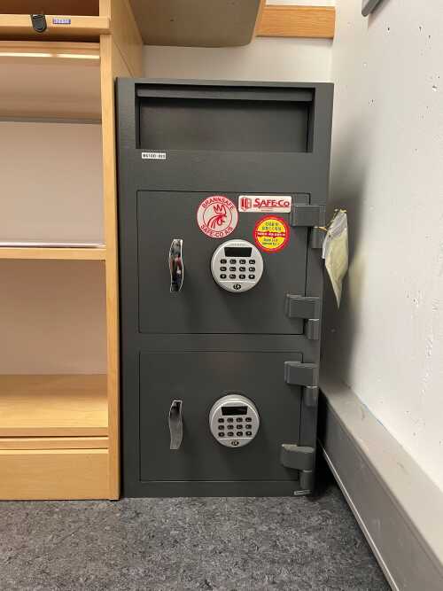 Bilde av den store, grå safen med luke for levering av selvtesten.