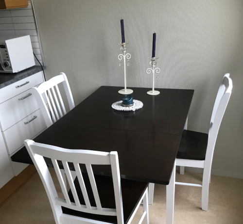 Spisebord dekorert med lysestaker,  det er plass til tre eller flere 