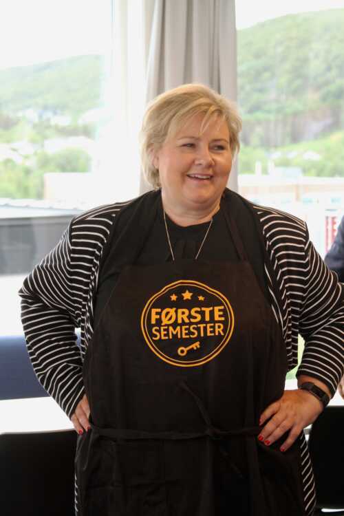 Statsminister Erna Solberg smiler 