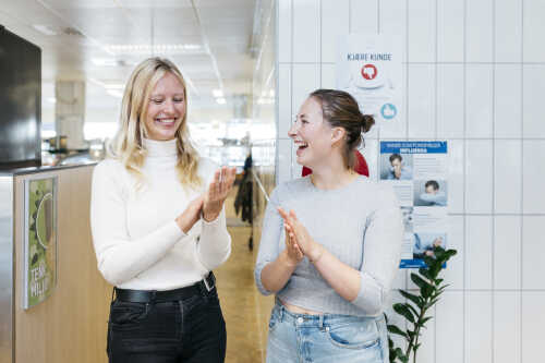 Studenter spriter hendene i kantina