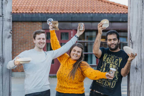 Tre studenter holder frem resirkulerbare kopper og beger
