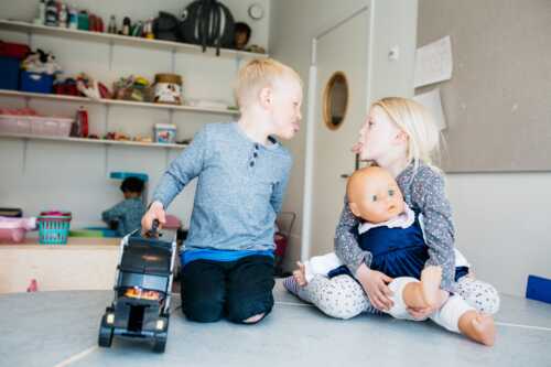 Barn leker med biler og dukker i Studentongan barnehage