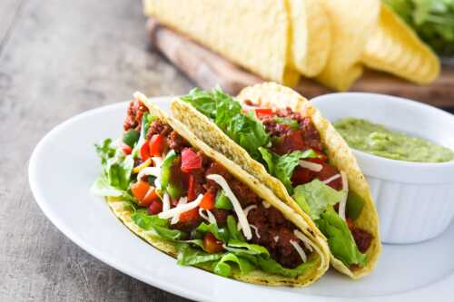 To fylte taco shell på en hvit tallerken 
