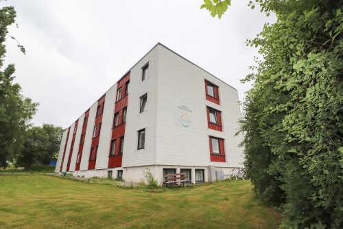 Bangla ligger i et rolig boligområde nært universitetet.